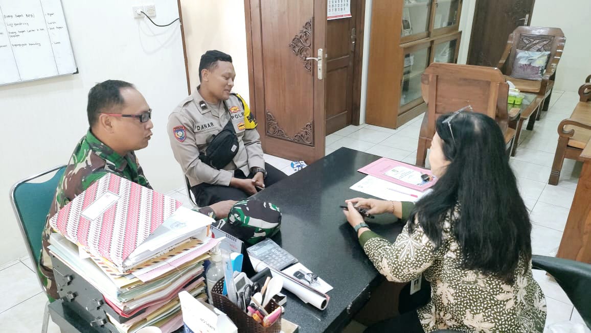 Babinsa Kratonan Bersama Lurah Dan Bhabinkamtibmas Duduk Bersama Bahas Situasi Kewilayahan