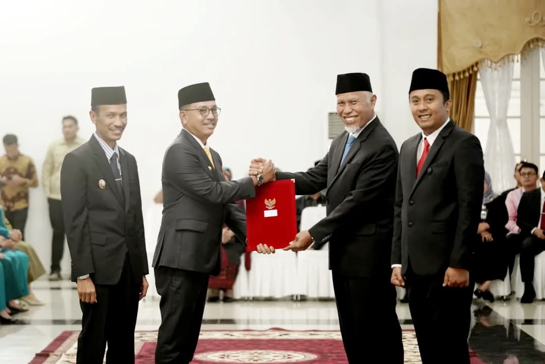 Bupati Khairunas dan Wabup Yulian Efi Terima SK Pelantikan dari Gubernur Sumbar