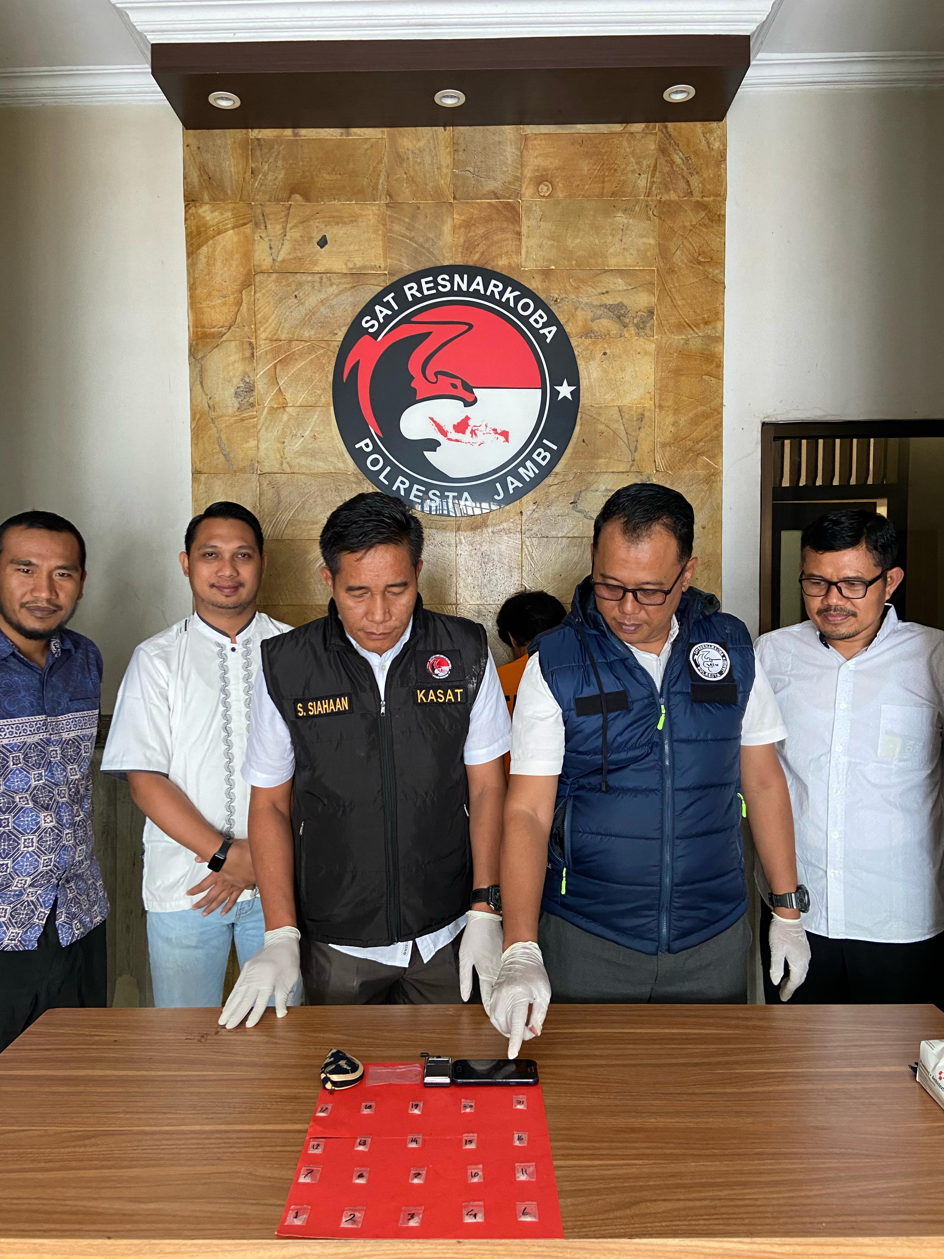 Pelaku Pengedar Narkoba Di Tangkap Satresnarkoba Polresta Jambi, BB Sebanyak 21 Paket Sabu Di Amankan