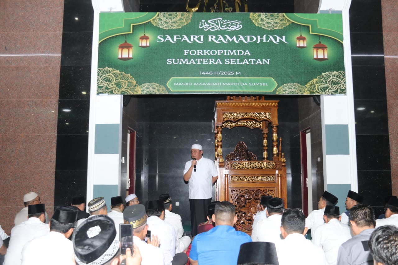 Kapolda Sumsel Irjen Pol Andi Rian R Djajadi Sik, MH, Gubernur Sumsel Menghadiri Pengajian Safari Ramadhan 1446 H di Masjid Assa,Adah Mapolda Sumsel.