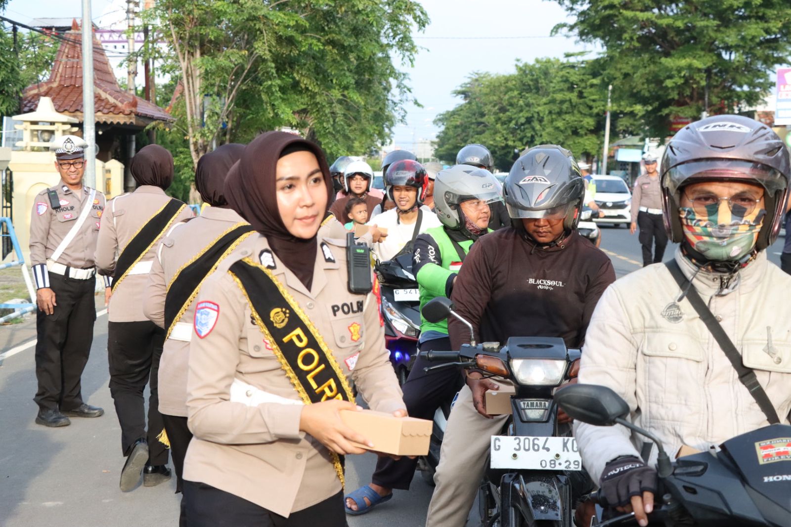 Polres Brebes Berbagi Berkah Ramadhan: Bagikan 100 Paket Takjil dan Makanan di Tiga Lokasi