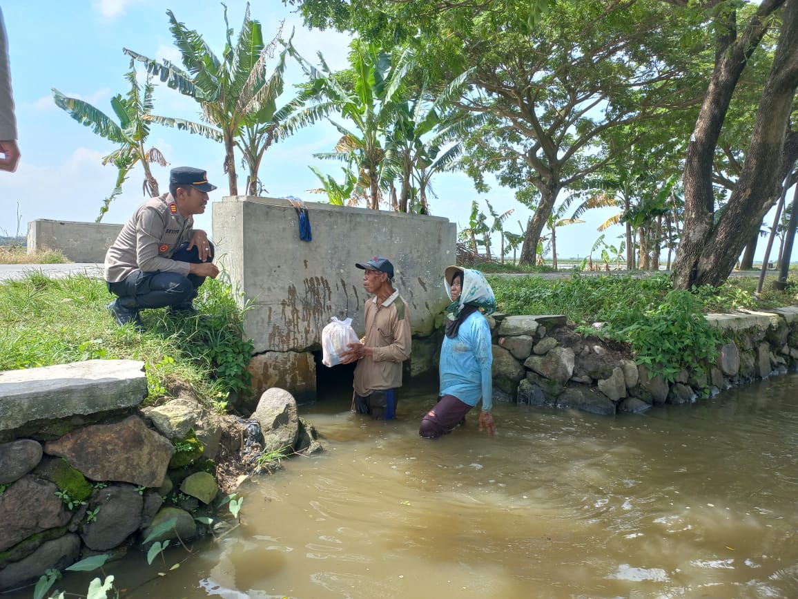 Ramadhan Penuh Berkah, Kapolsek Salurkan Bantuan Sosial Kepada Buruh Tani