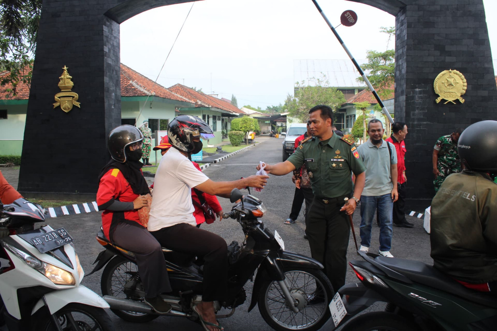 Komandan Kodim 0729/Bantul Letkol Inf Muhidin, S.H., M.I.P. Bersama Anggota dan Persit Bagikan Takjil Gratis kepada Masyarakat