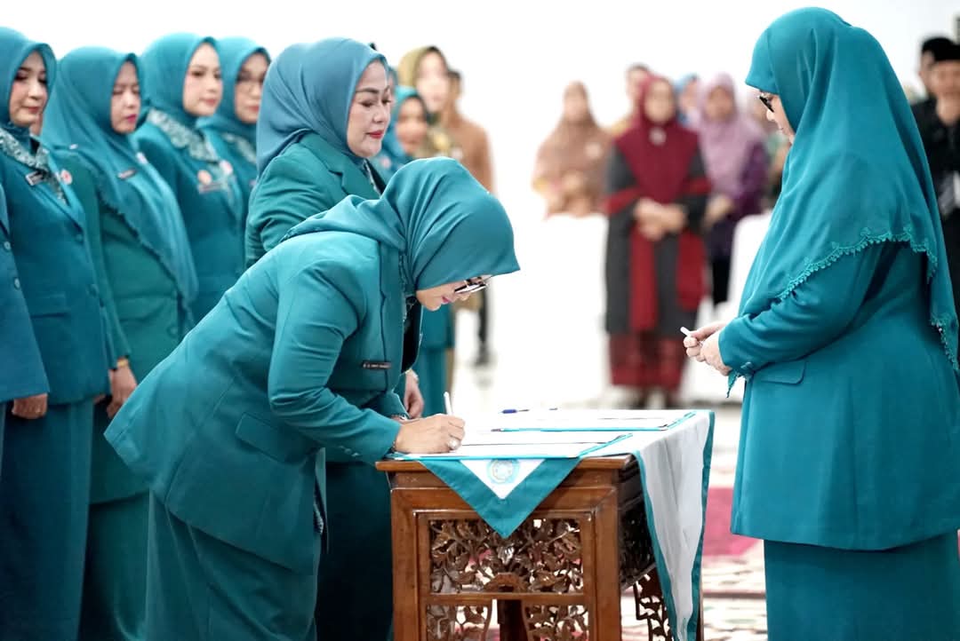 Ny. Erniati Khairunas dan Ny. Bet Yulian Efi Resmi Dilantik, Komitmen Jalankan program PKK dan Berdayakan Perempuan di Kabupaten Solok Selatan