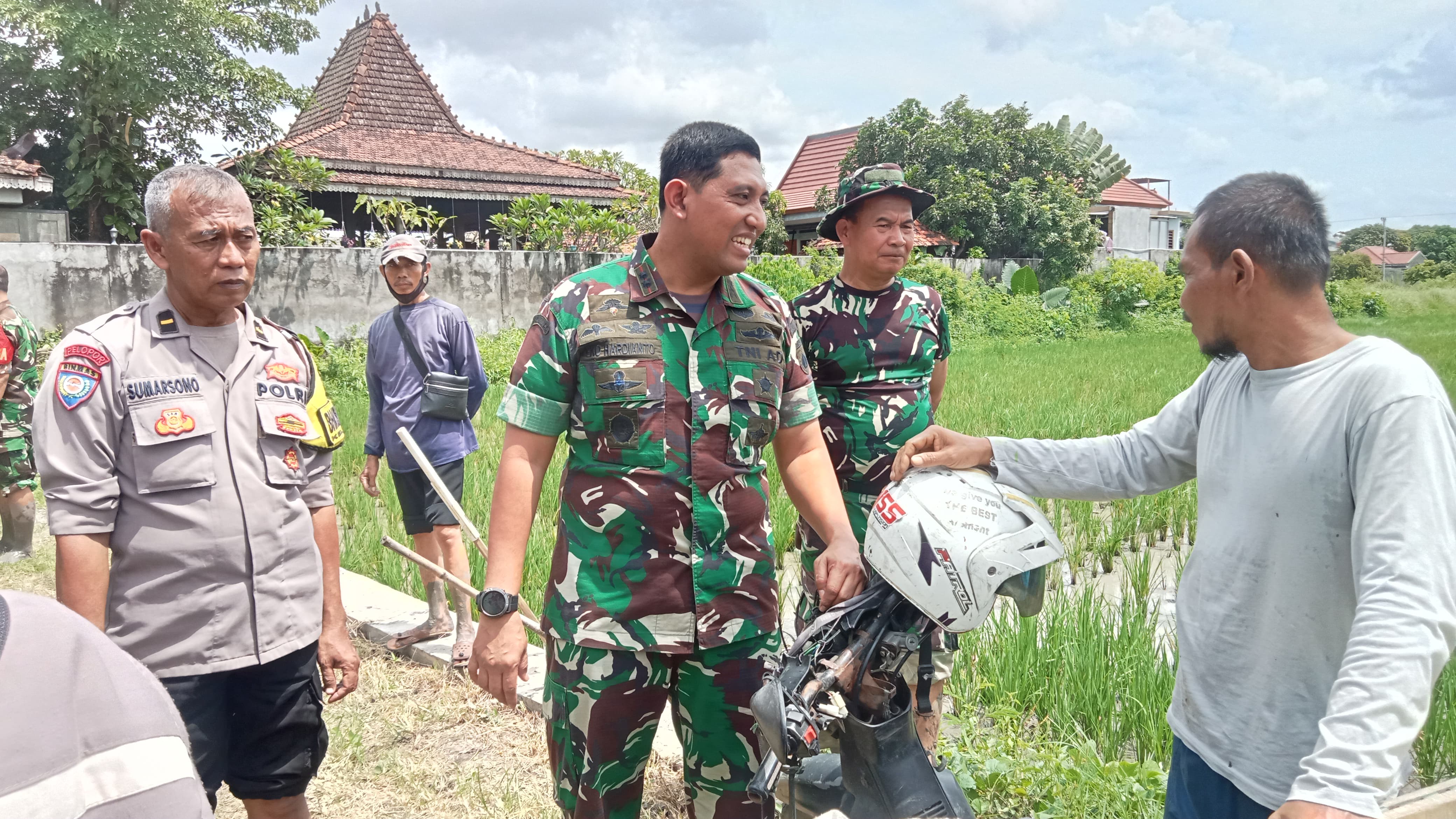 Dukung Swasembada Pangan, Dandim 0735 /Surakarta Turun ke Sawah Berikan Motivasi Dan Semangat Kepada Petani