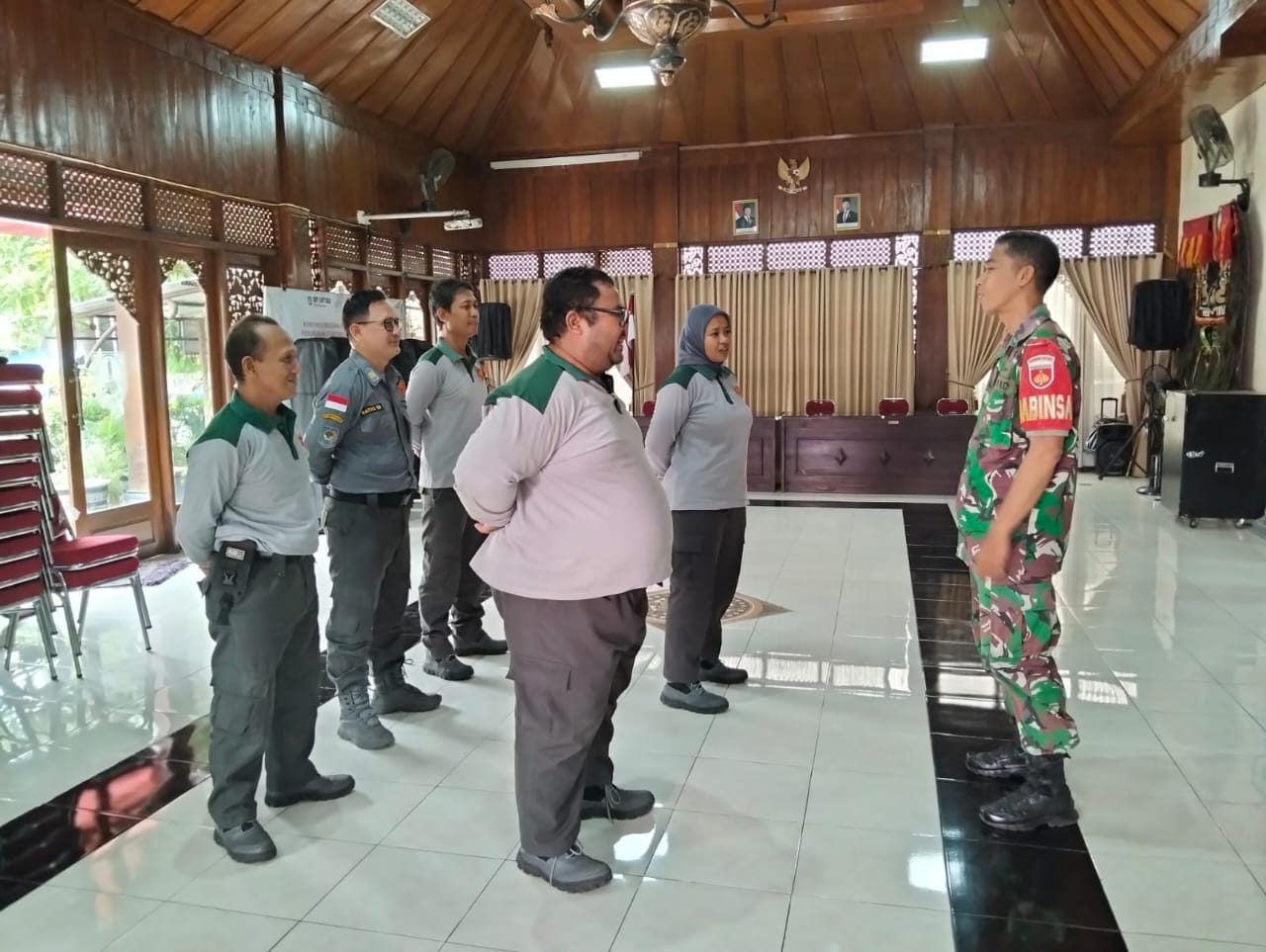 Tingkatkan kedisiplinan Dan Loyalitas, Babinsa Sriwedari Laksanakan Pembinaan Linmas