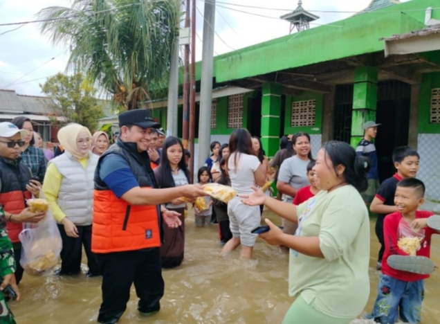 Bupati Dan Wabup seluruh Pejabat Memberikan Bansos Kepada Korban Banjir di Talang Kelapa
