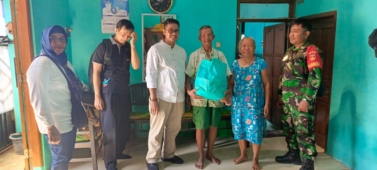 Wujud Kepedulian, Babinsa Banjarsari Bersama Bhabinkamtibmas Dan Lurah Berikan Bantuan Sembako