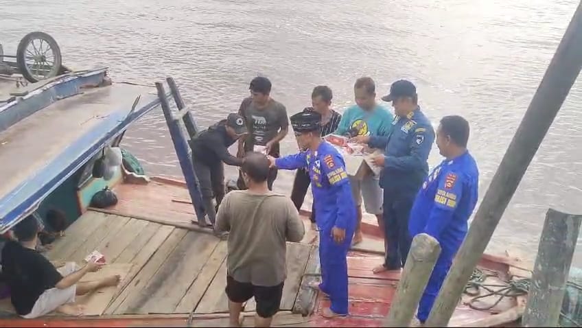 Takjil Ramadan untuk Masyarakat Pesisir Muara Lalan: Wujud Kepedulian Polairud Polda Sumsel