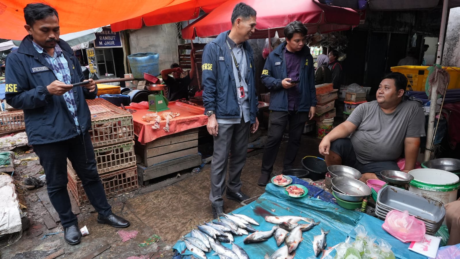 Polda Sumsel cek & Ricek harga minyak kita dan sembako di Palembang