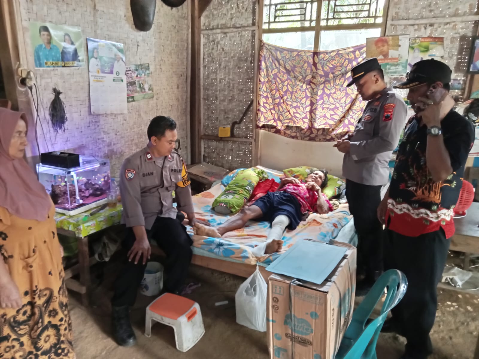 Jatuh Dari Pohon Kelapa, Penderes Dapat Bantuan Dari Polsek Ajibarang Polresta Banyumas