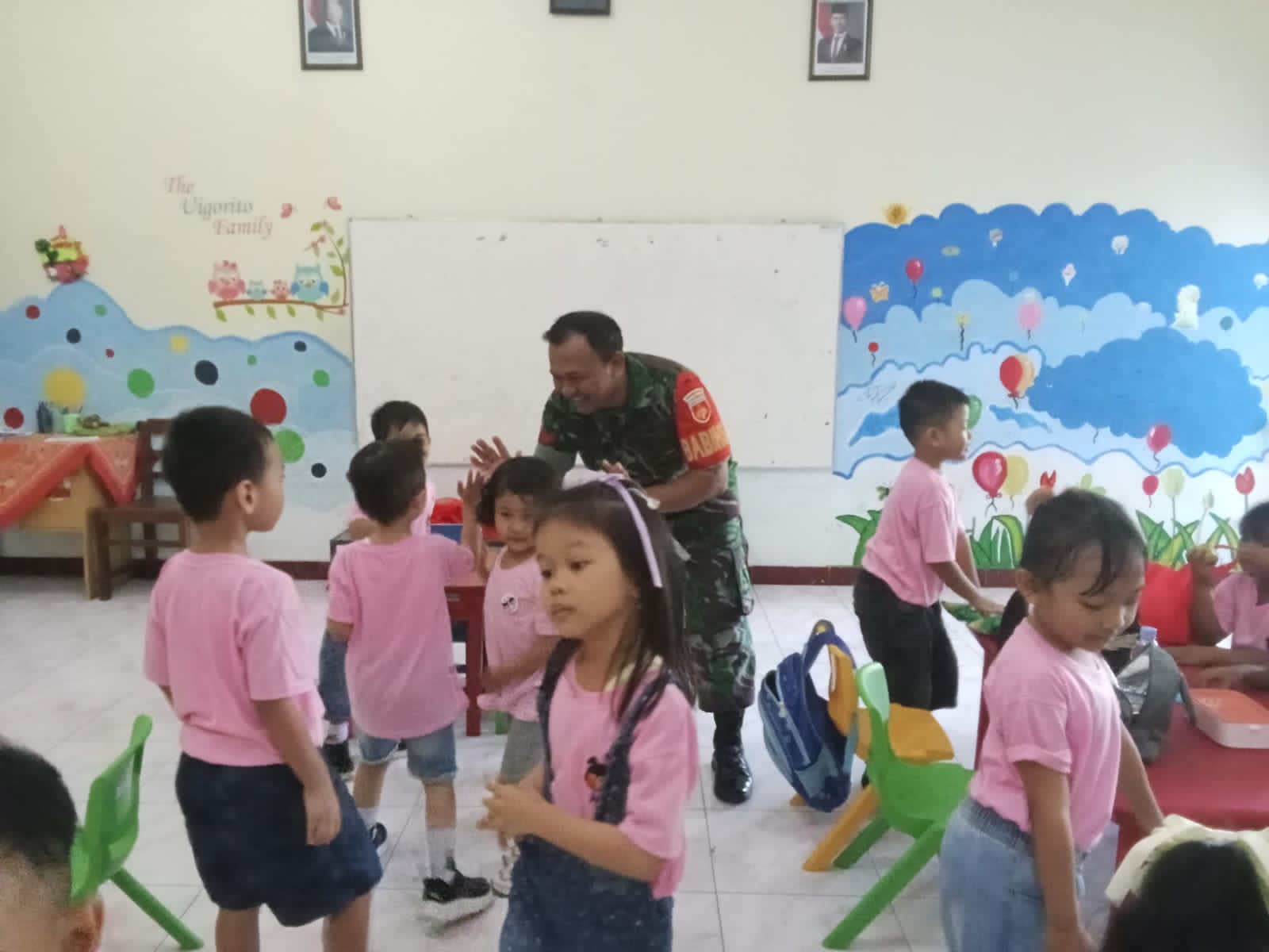 Ramah Dan Humanis, Babinsa Sudiroprajan Bantu Pendistribusian Makan Bergizi Gratis di SD Warga