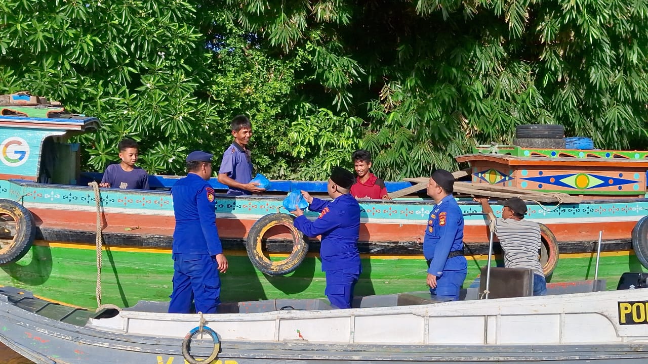 Aksi Mulia di Bulan Suci, Polairud Sumsel Bagikan Takjil di Wilayah Perairan