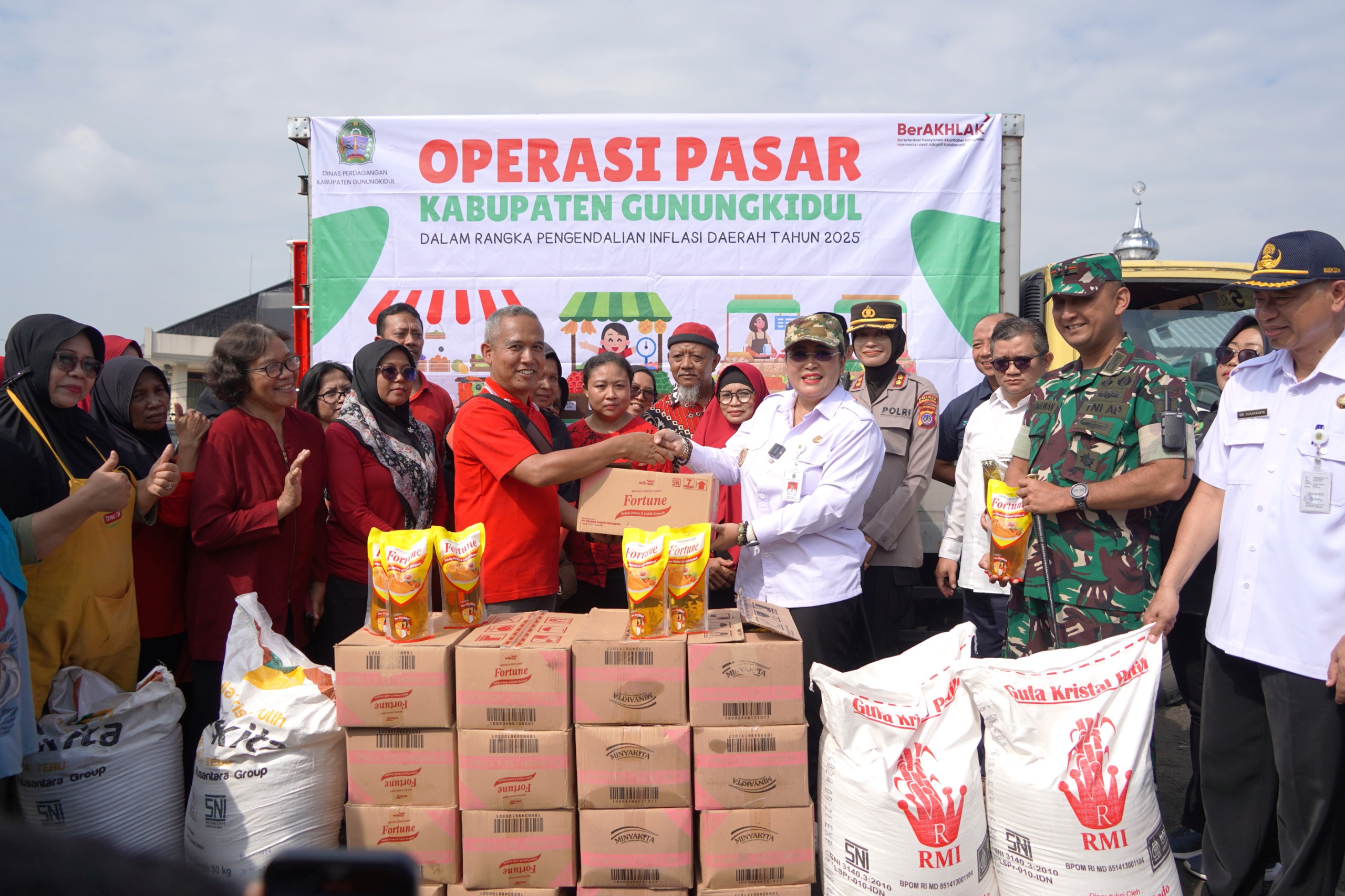 Dandim Gunungkidul Dan Forkopimda Gelar Operasi Pasar, Wujud Kepedulian Pemerintah Pada Masyarakat.