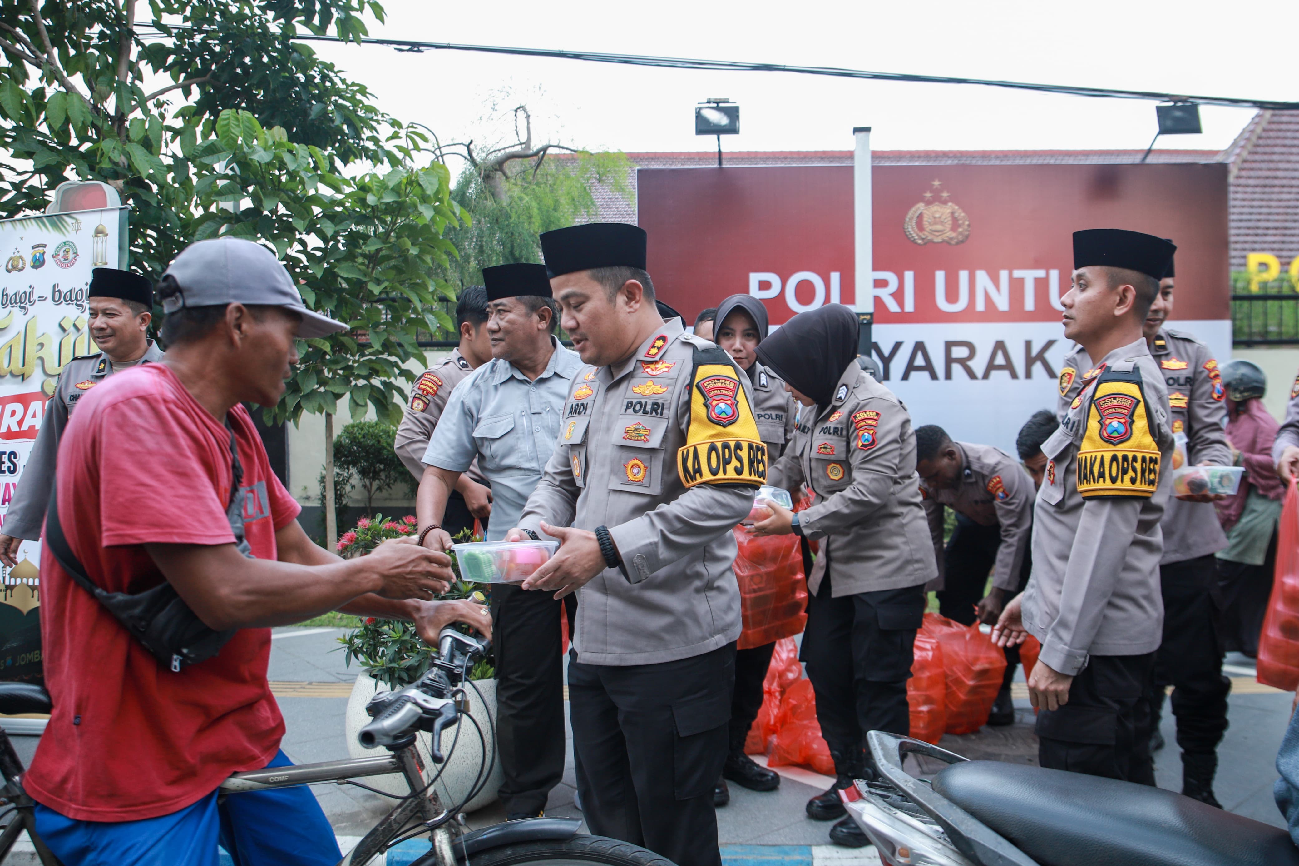 Ramadhan Berkah, Kapolres Jombang Bagikan Takjil Kepada Pengguna Jalan