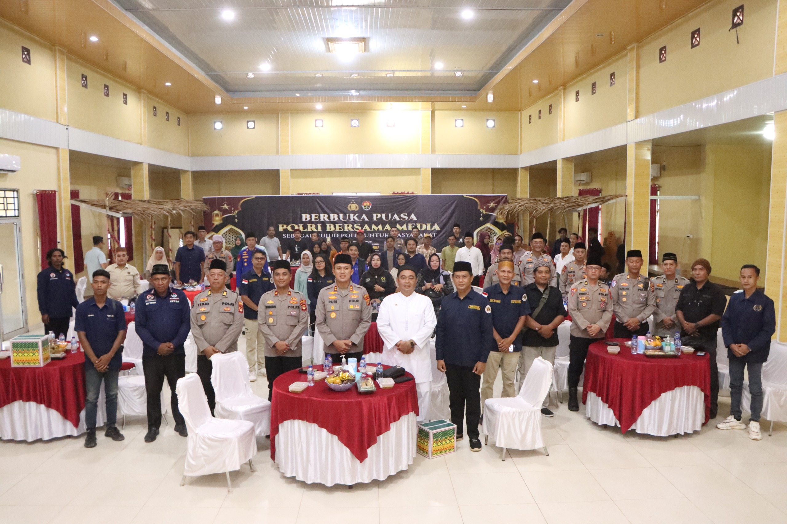 Kolaborasi Hangat di Bulan Ramadan: Polisi dan Mitra Media Banyuasin Satu Meja, Satu Hati Bagi Takjil