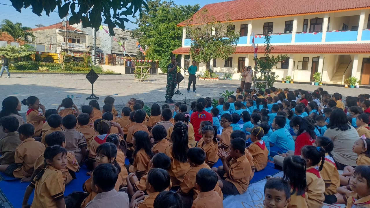 Berkunjung Ke Sekolah, Babinsa Jagalan Berikan Motivasi Dan Semangat Belajar Kepada Anak-anak SD Kanisius Sorogenen