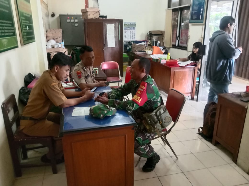 Cek Situasi Dan Kondisi Pasar, Babinsa Turun Ke Lapangan Sambangi Lurah Pasar Nusukan