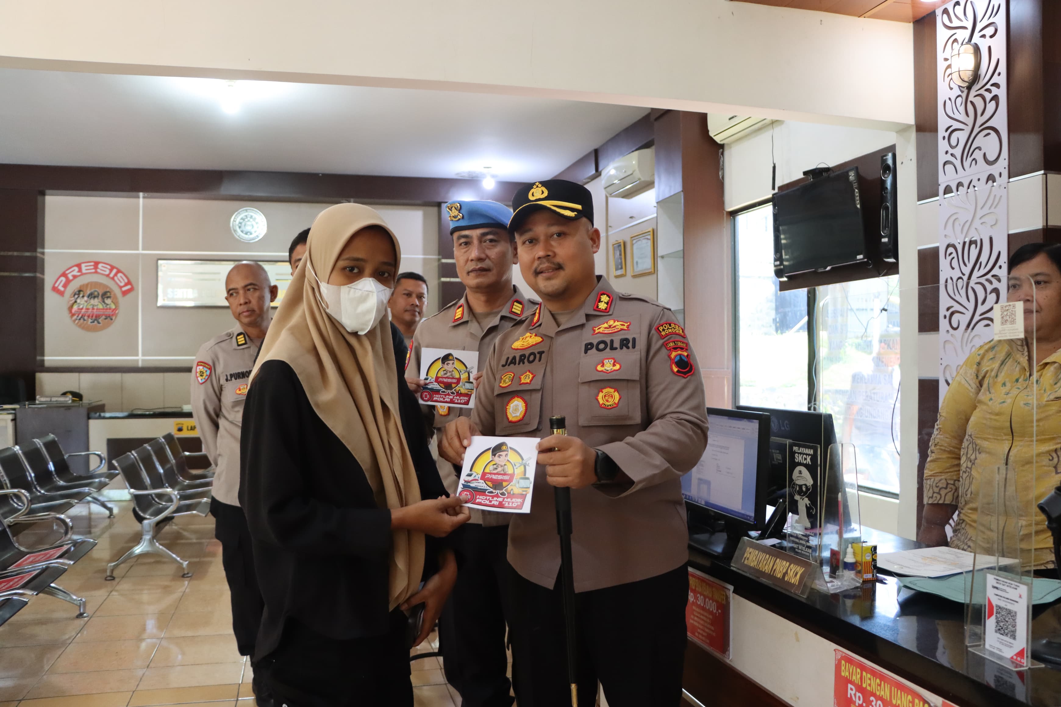 Kapolres Wonogiri Bagi Takjil Dan Sosialisasikan Call Center 110 Mudik Aman, Keluarga Nyaman