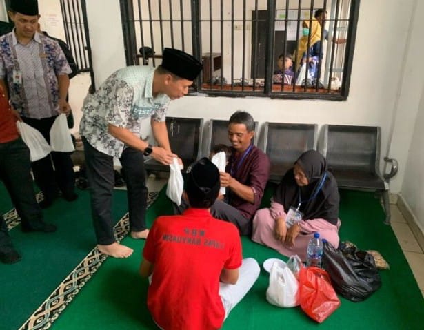 Lapas Banyuasin Bagi Bagi Takjil, Buka Puasa, Keluarga Warga Binaan