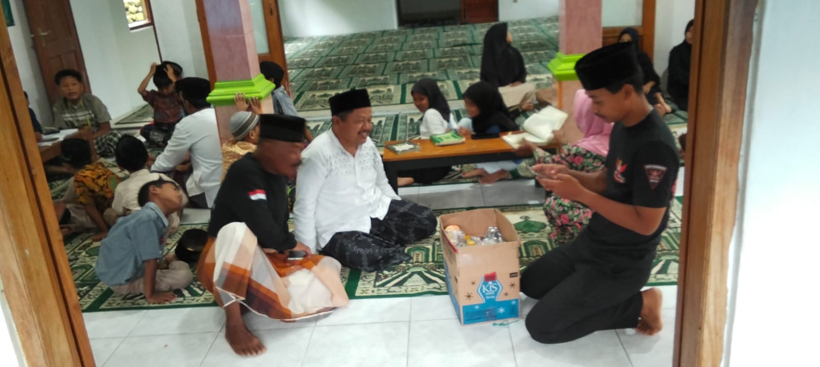 Gelar Aksi Sosial,Tim 17 Grib Jaya Bantul Bagikan Takjil di Masjid