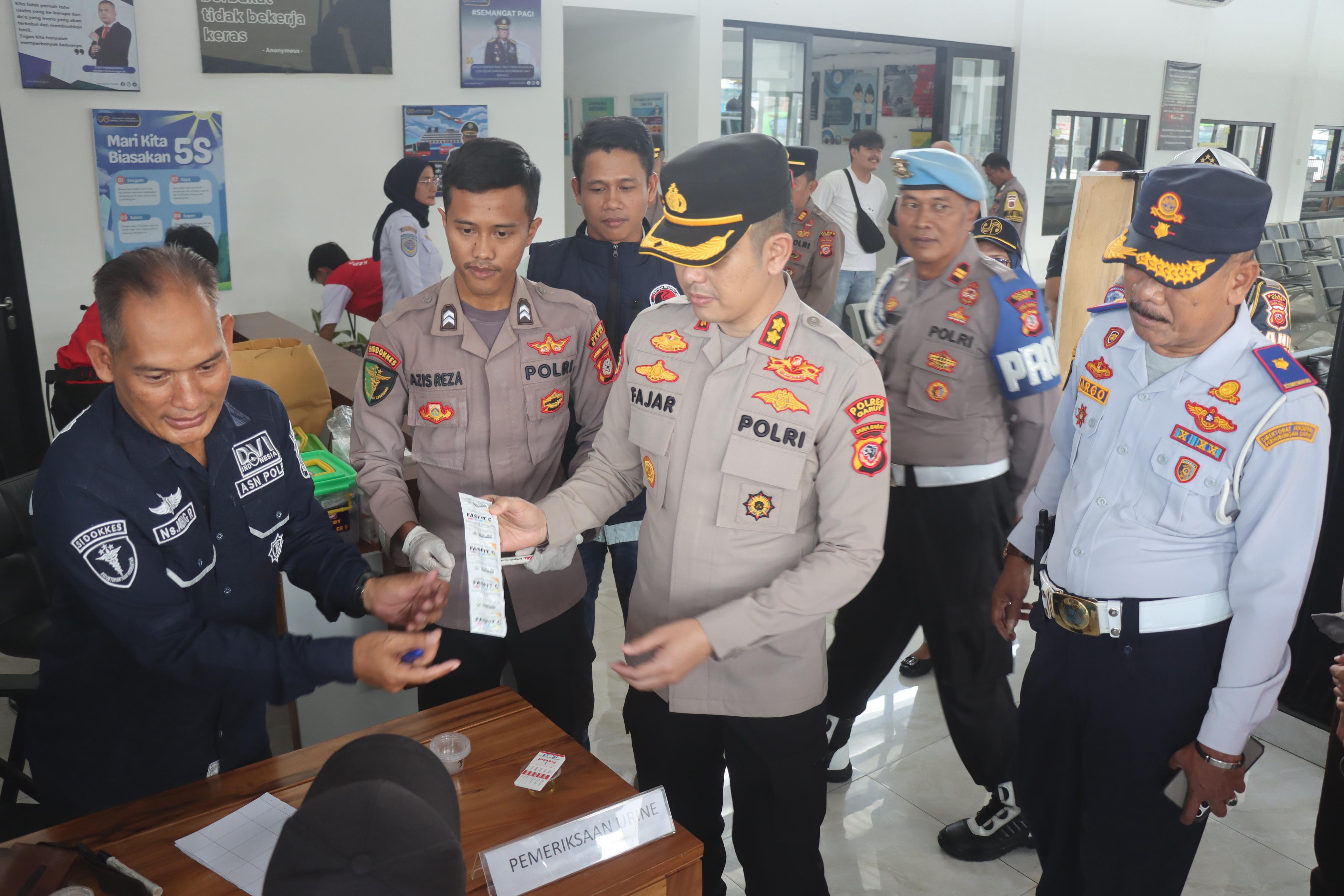 Menjelang Arus Mudik Lebaran 2025, Kapolres Garut Laksanakan Ramp Check Kendaraan Angkutan Umum dan Tes Urine