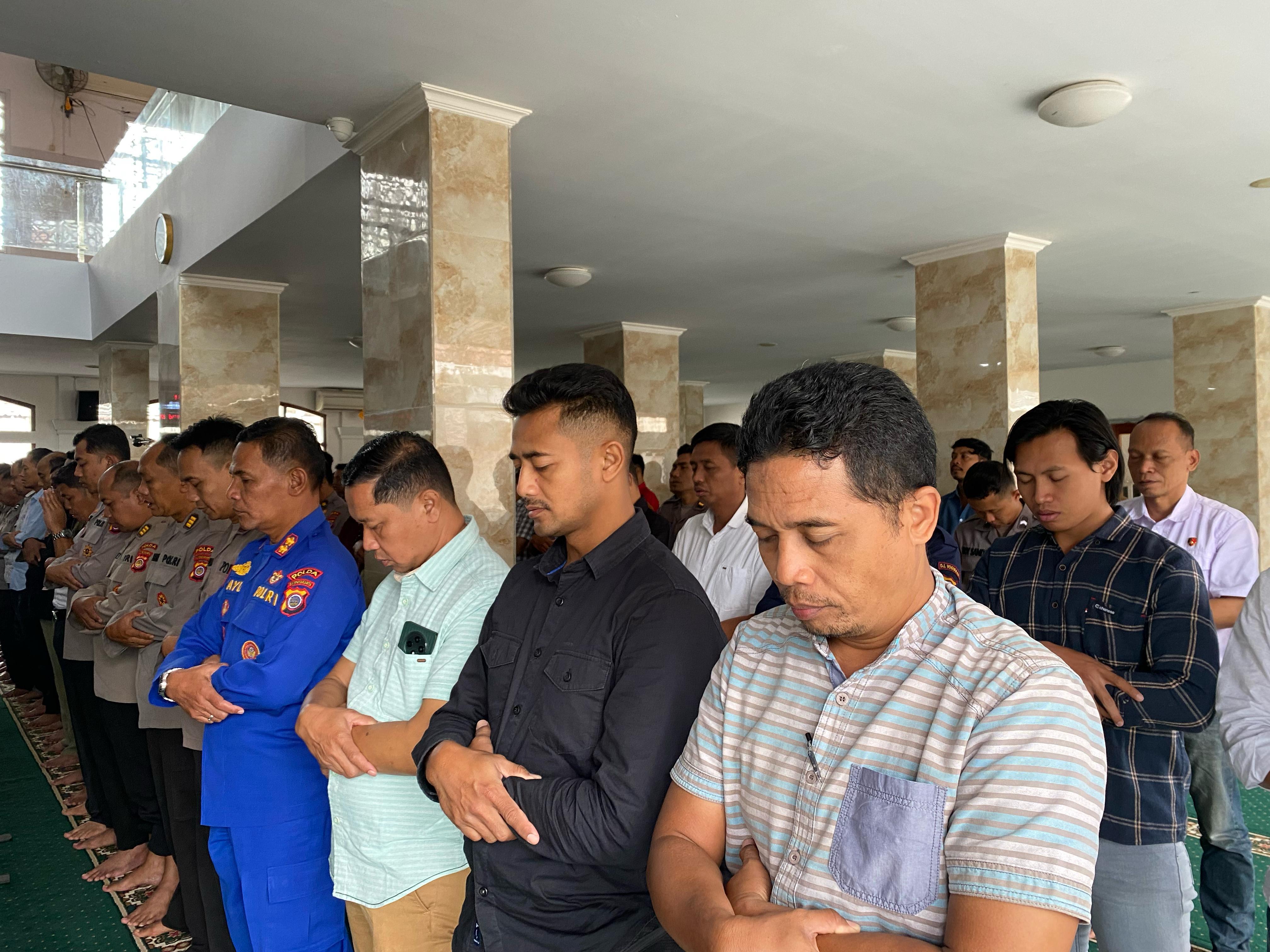 Polda DIY Gelar Shalat Ghaib Untuk 3 Anggota Polri Yang Gugur Dalam Tugas Di Way Kanan Lampung