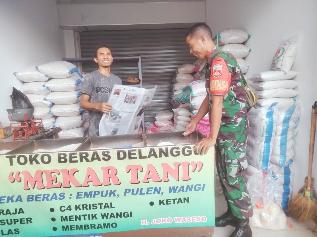 Jelang Hari Raya Idul Fitri, Babinsa Sriwedari Monitoring Harga Sembako