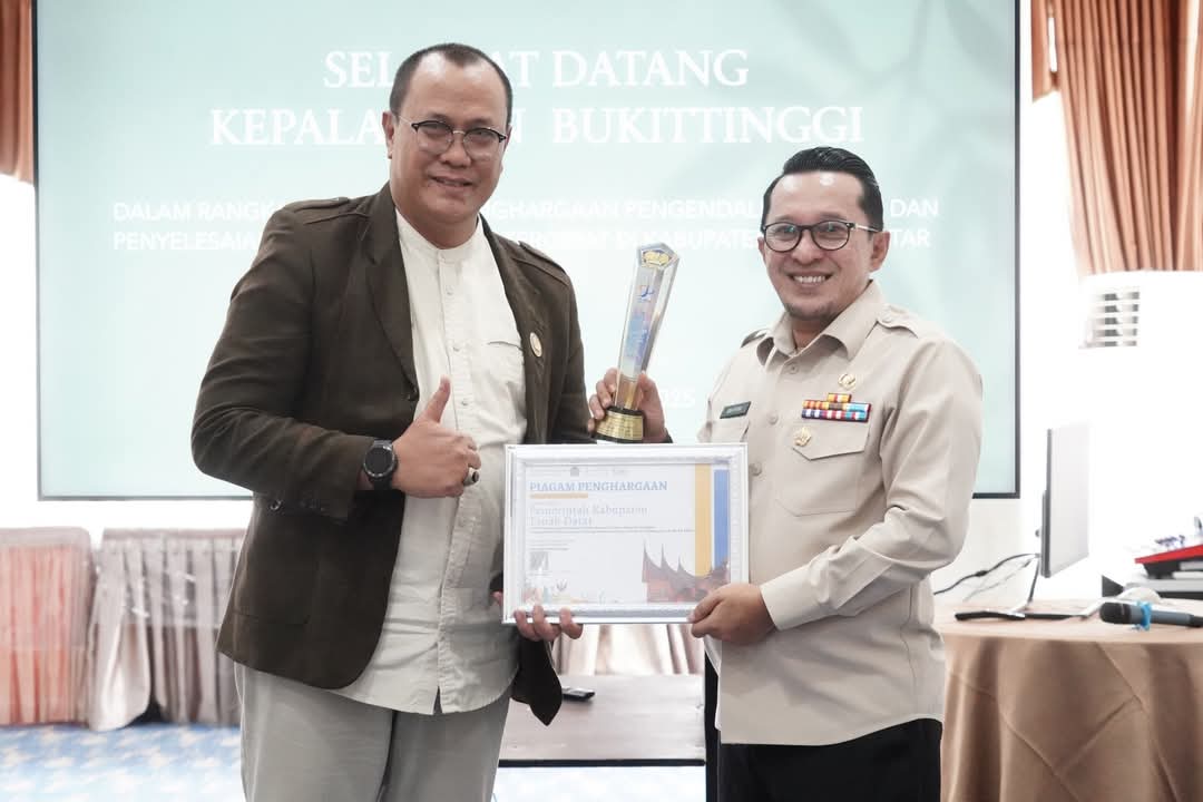 Bupati Eka Putra Diganjar Penghargaan