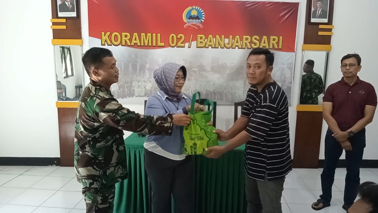 Jum’at Berkah di Bulan Suci Ramadhan, Koramil 02/Banjarsari Bagikan Sembako Kepada Warga