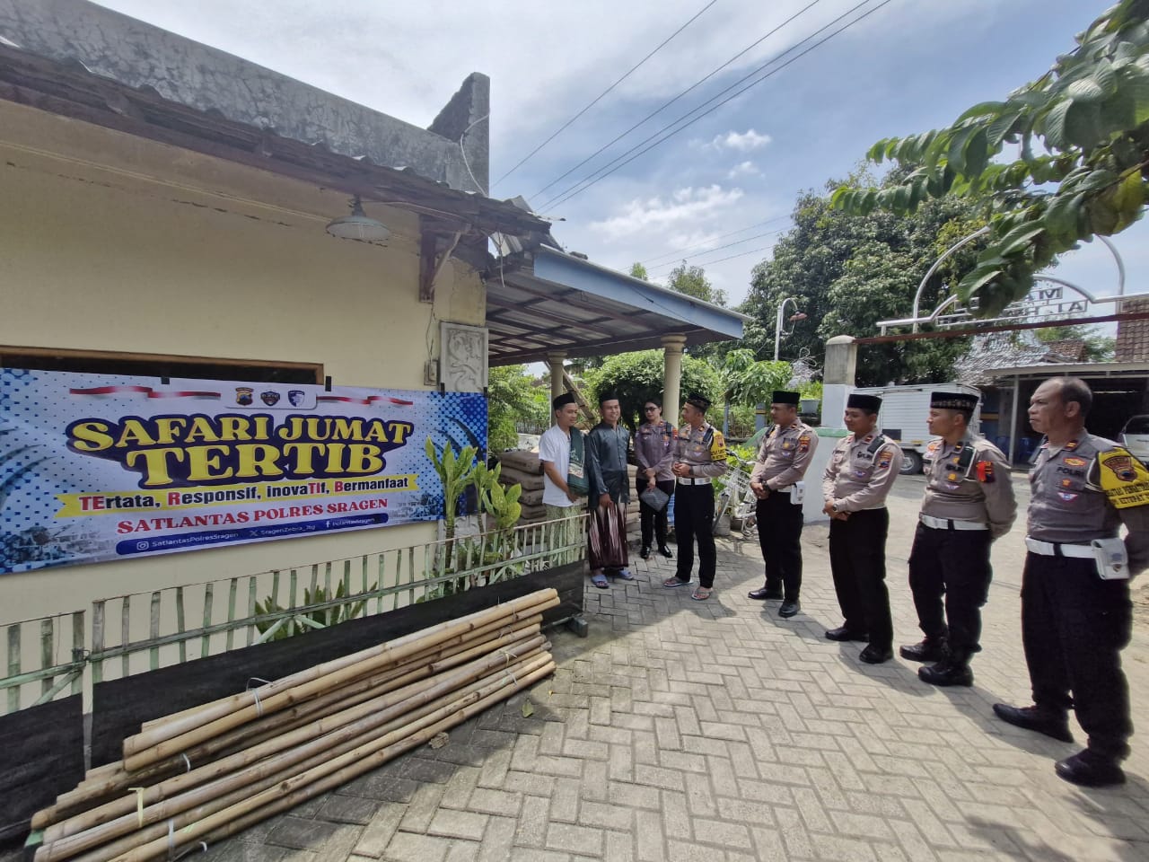 Safari Jumat Tertib: Satlantas Polres Sragen Sosialisasikan Hotline Mudik Polri 110 dan Serahkan Bantuan untuk Masjid