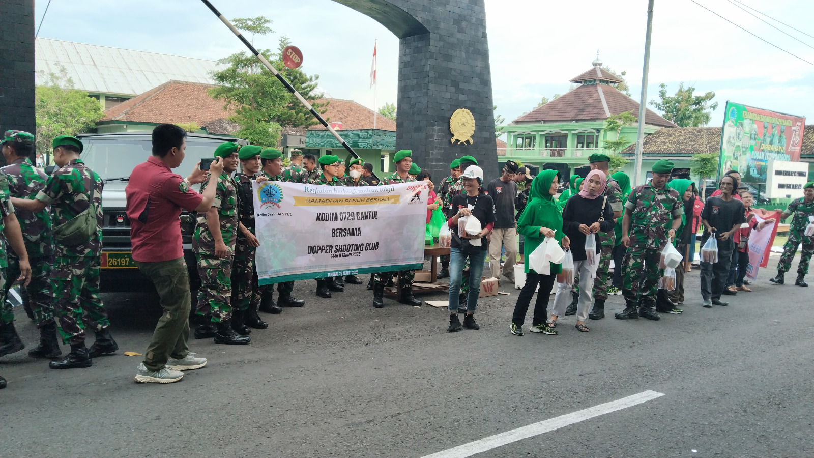 Kegiatan Bagi Takjil Gratis dalam Rangka HUT Dopper Shooting Club Ke-5 Bersama Kodim 0729 Bantul dan Kompi c yonif 403 /WP