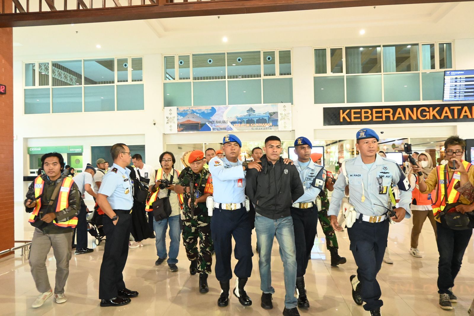 Simulasi Pengamanan Bandara Adi Soemarmo: Dua Insiden Berhasil Digagalkan