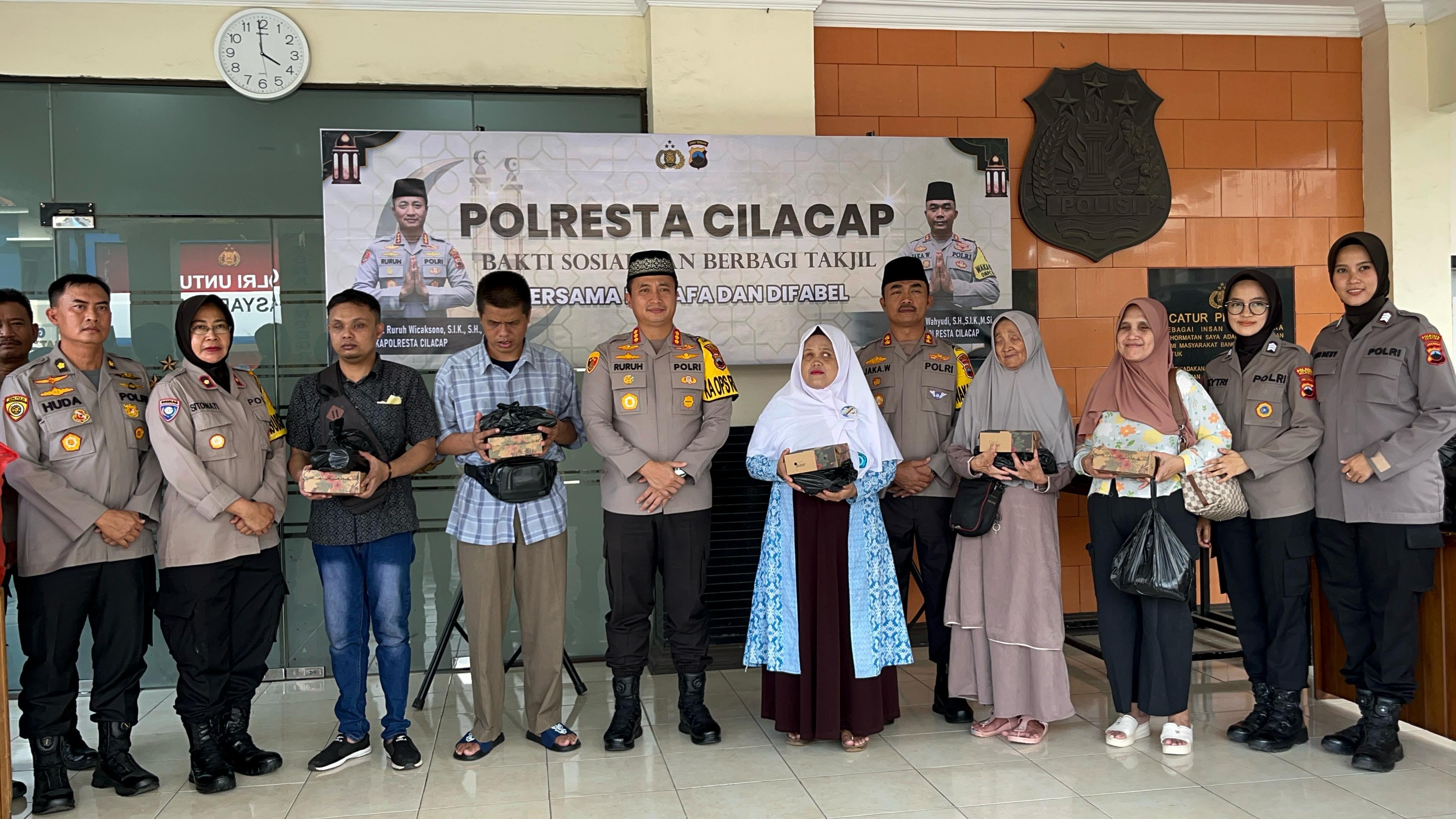 Polresta Cilacap Gelar Bakti Sosial dan Berbagi Takjil untuk Kaum Dhuafa dan Difabel