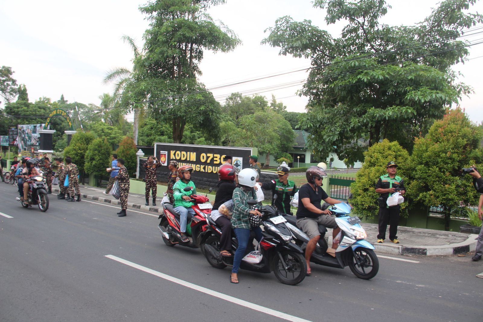 Kodim 0730/Gunungkidul Bersama Pelajar Dan Ormas, Berbagi Takjil Wujud Dukungan UU TNI Yang Menjaga Kedaulatan Dan Pro Rakyat.