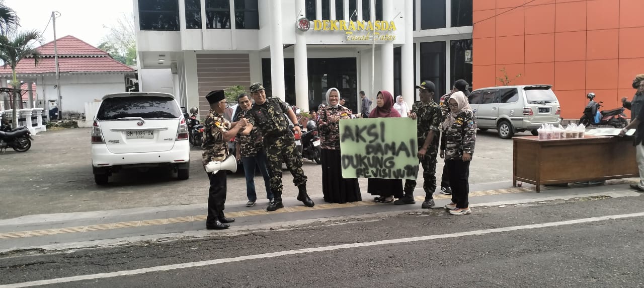Wujud Peduli Sesama dan Rasa Syukur Atas Pengesahan RUU TNI, Ormas FKPPI dan PPM Tanah Datar Turun ke Jalan Berbagi Takjil