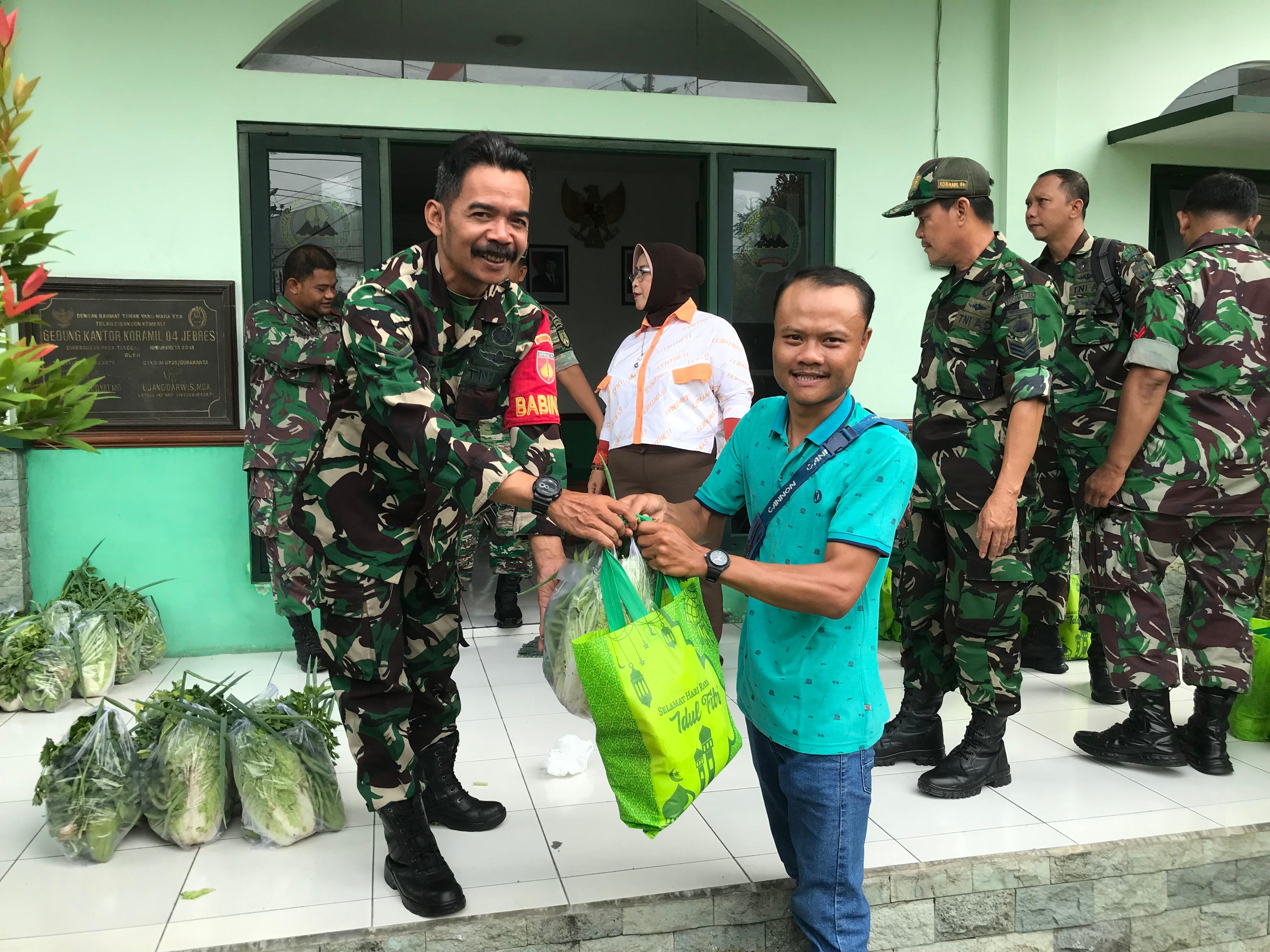 Jum’at Berkah, Koramil 04/Jebres Berikan Bantuan Sembako Dan Sayuran Kepada Warga Binaan