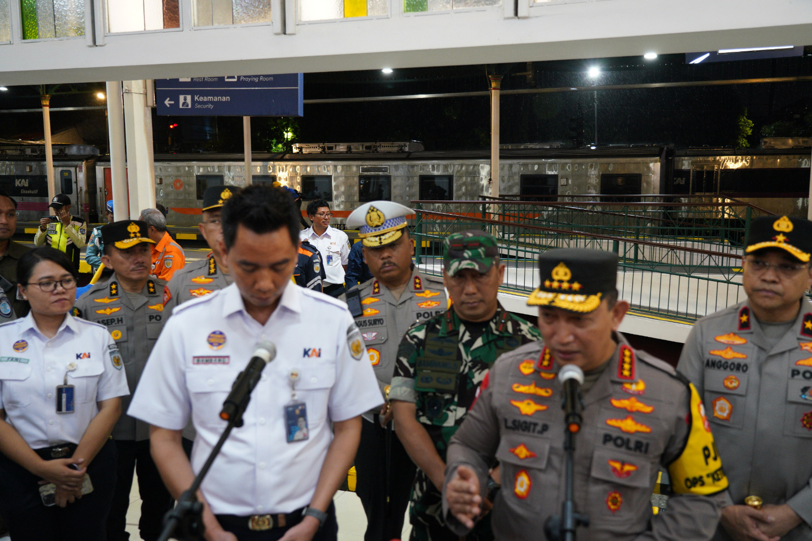 Danrem 072/Pamungkas dan Kapolri Tinjau Arus Mudik Lebaran 2025 di Stasiun Tugu