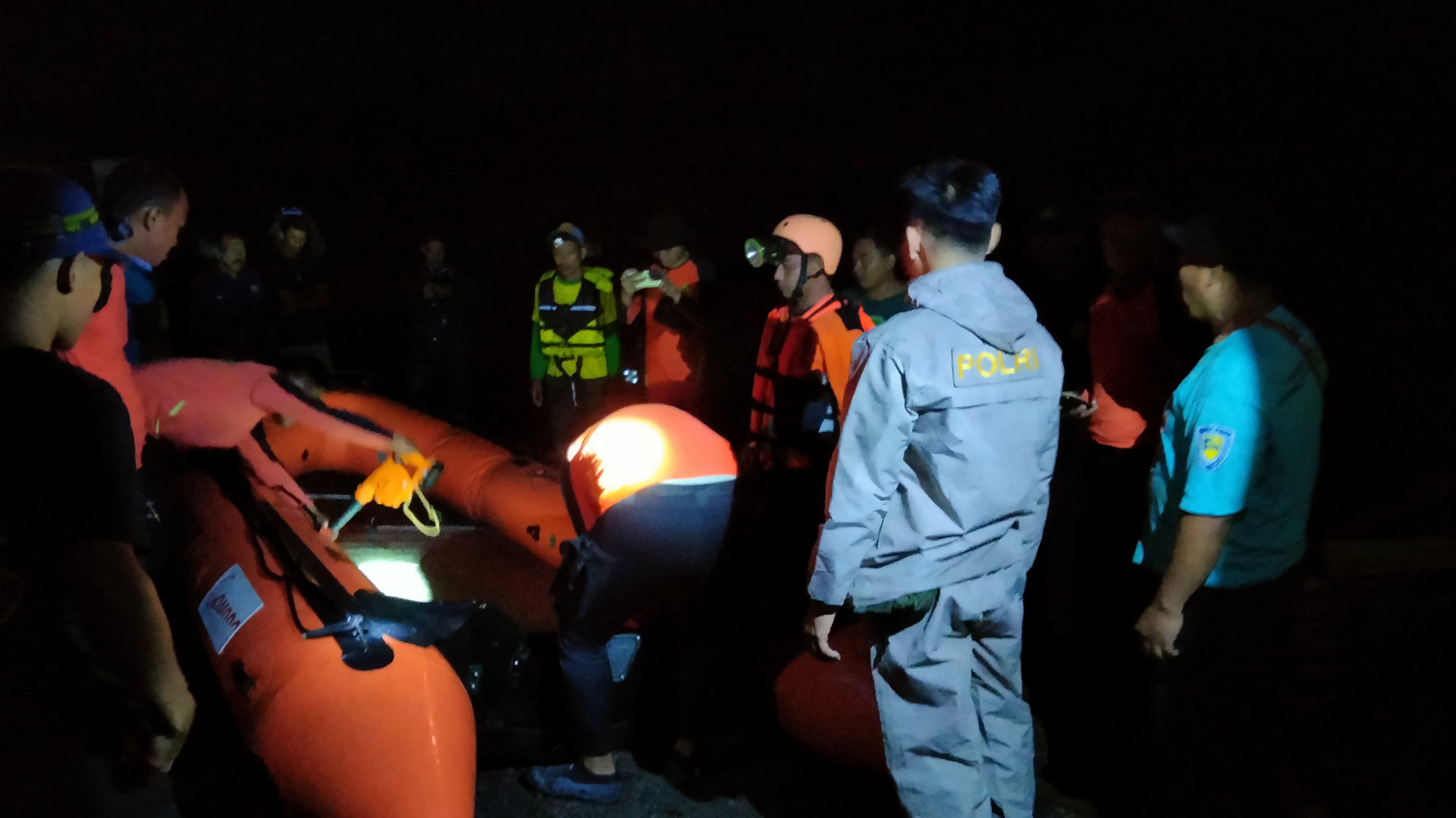 Bhabinkamtibmas Ngentakrejo Bersama Tim SAR Evakuasi Warga Tertahan di Tengah Sungai Progo