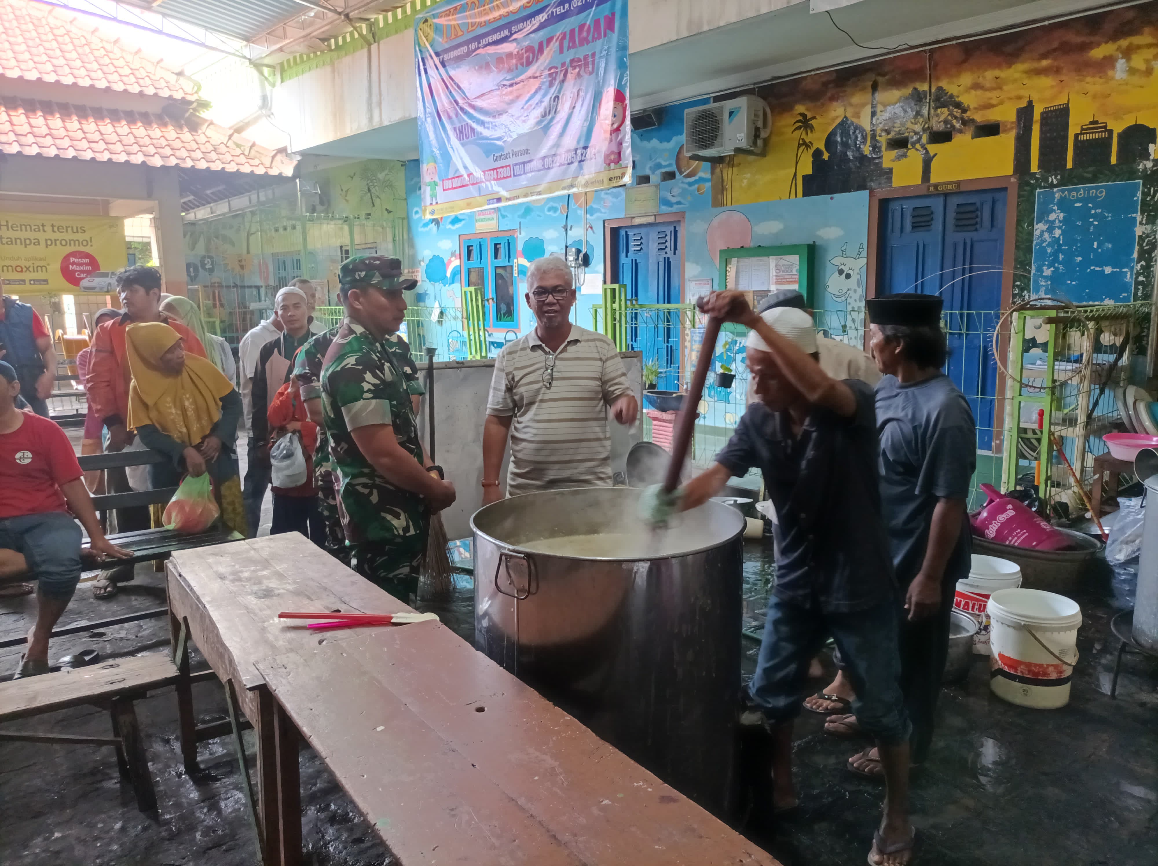 Dandim 0735 Surakarta Kunjungi Wisata Religi Pembuatan Dan Pembagian Bubur Samin di Masjid Darussalam