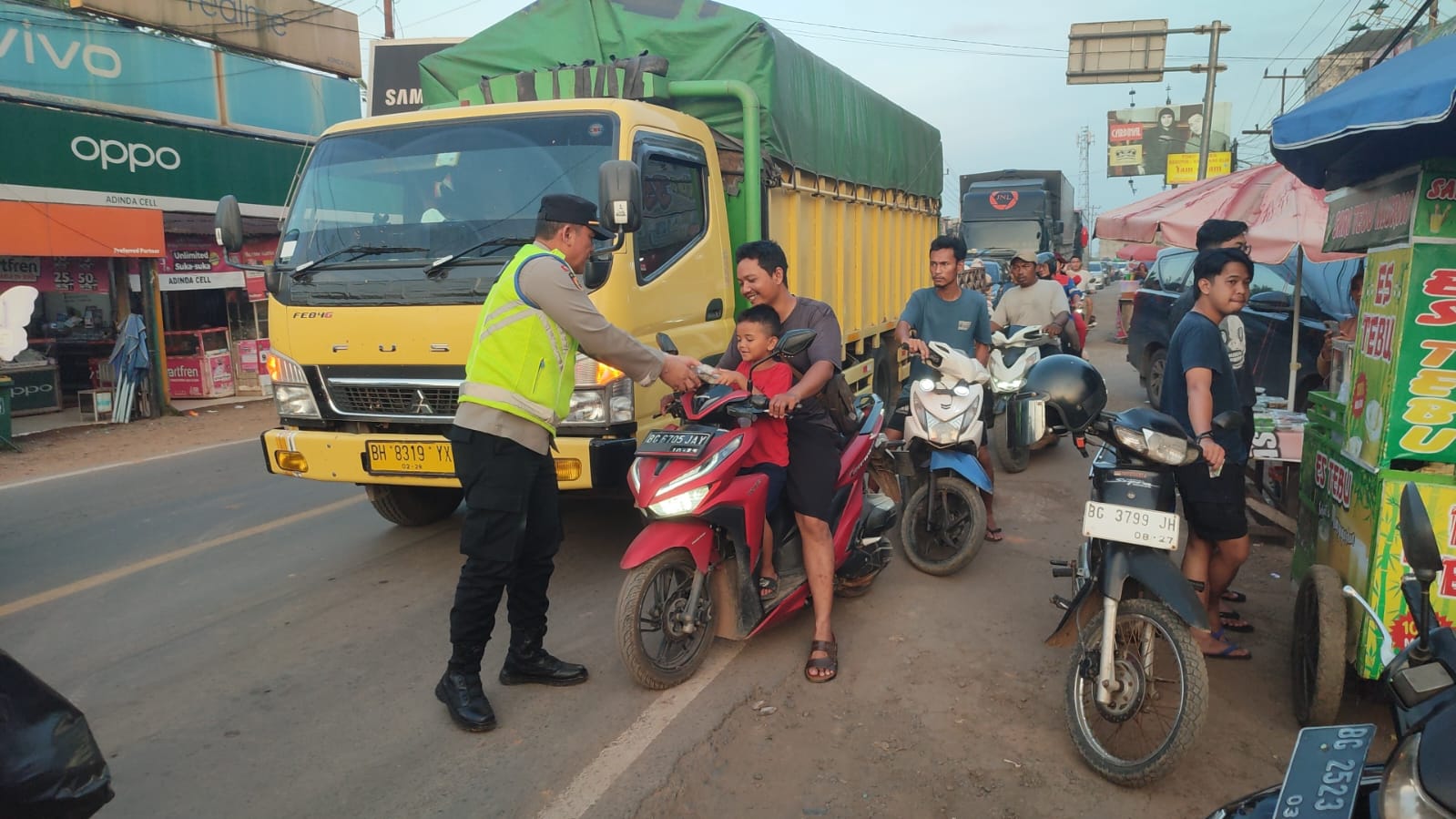 Bagikan Takjil, Kapolsek Betung Imbau Pastikan Pengemudi dan Penumpang Dalam Kondisi Prima