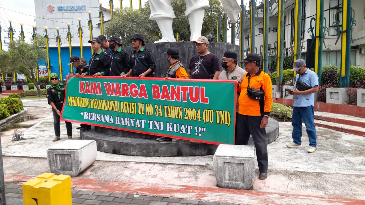 Aliansi Masyarakat Bantul menggelar aksi simpatik dalam mendukung revisi Undang-Undang