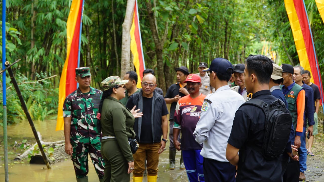 Dandim 0730/Gunungkidul Dan Forkopimda Tinjau Lokasi Banjir Di Kalurahan Pacarejo.