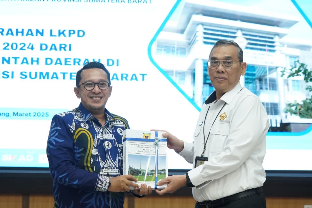 Bupati Tanah Datar Pertama Dan Tercepat Serahkan LKPD TA 2024 ke BPK Perwakilan Sumbar