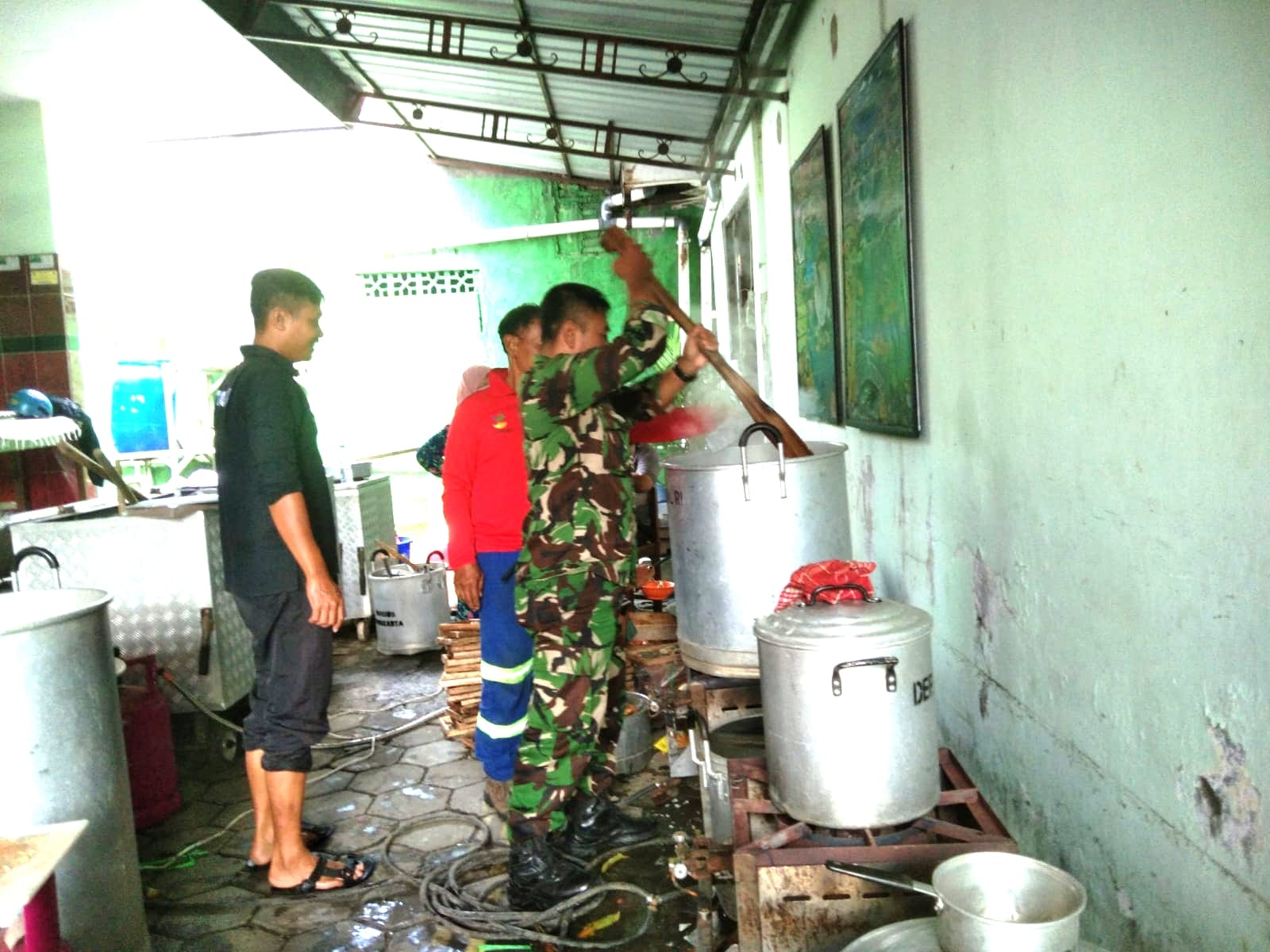 Bentuk Rasa Kepedulian, Babinsa Bersama Relawan BPBD Bantu Dirikan Dapur Umum Untuk Warga Korban Banjir