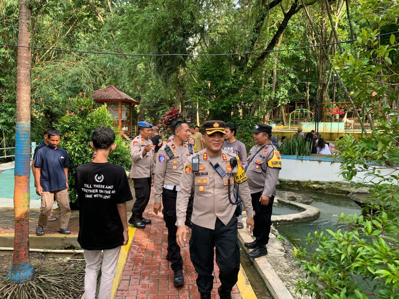 Libur Akhir Pekan Masih Ramai, Kapolres Sragen Pimpin Langsung Pengamanan di Pemandian Air Panas Bayanan