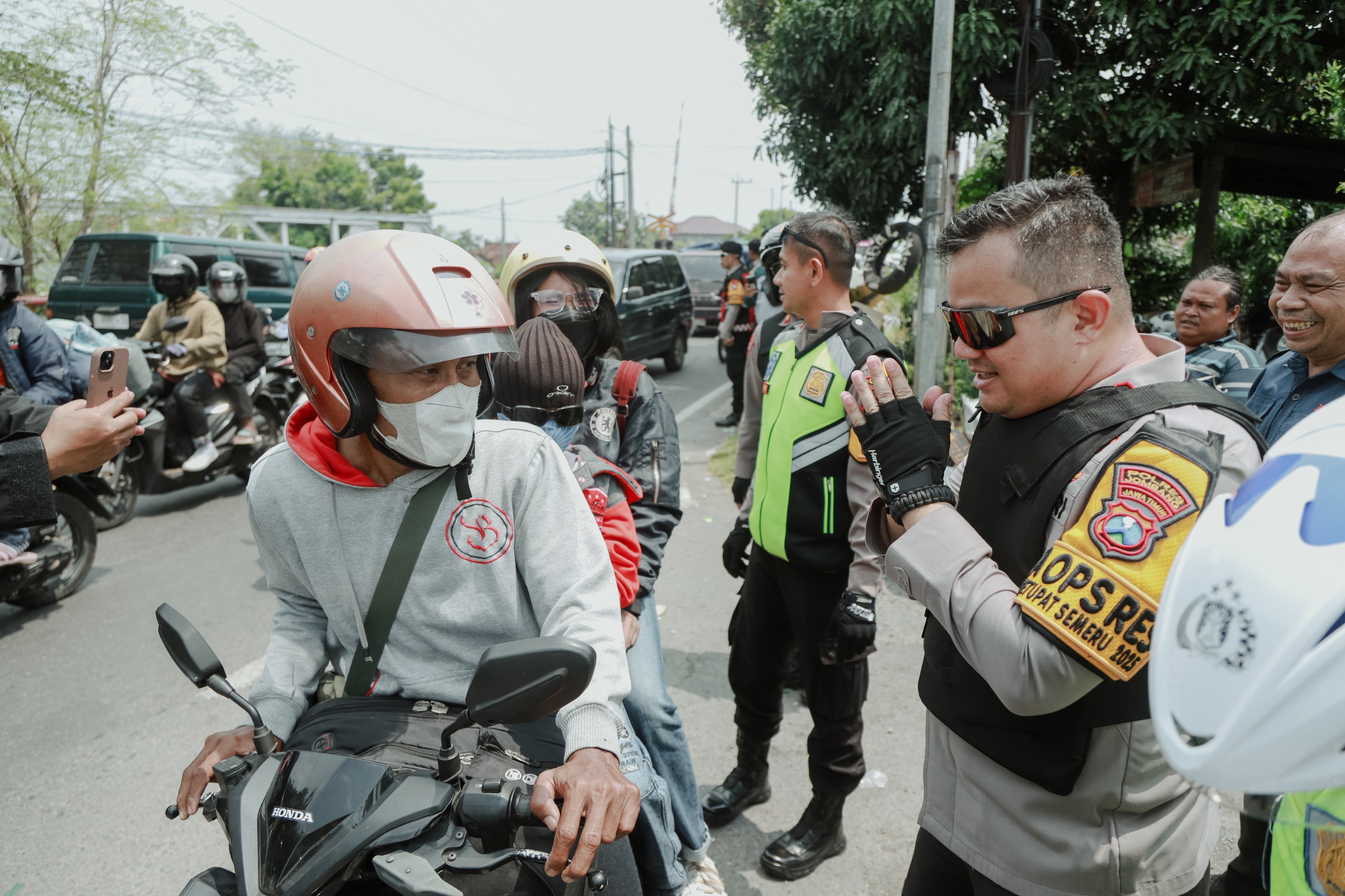 Pantau Arus Balik Lebaran, Kapolres Jombang Bagikan Helm dan Kacamata Gratis