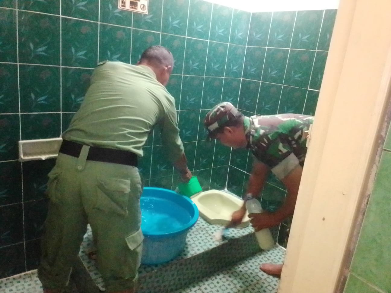 Wujud Nyata Toleransi Umat Beragama, Babinsa punggawan Bersama Linmas Bersihkan Tempat ibadah