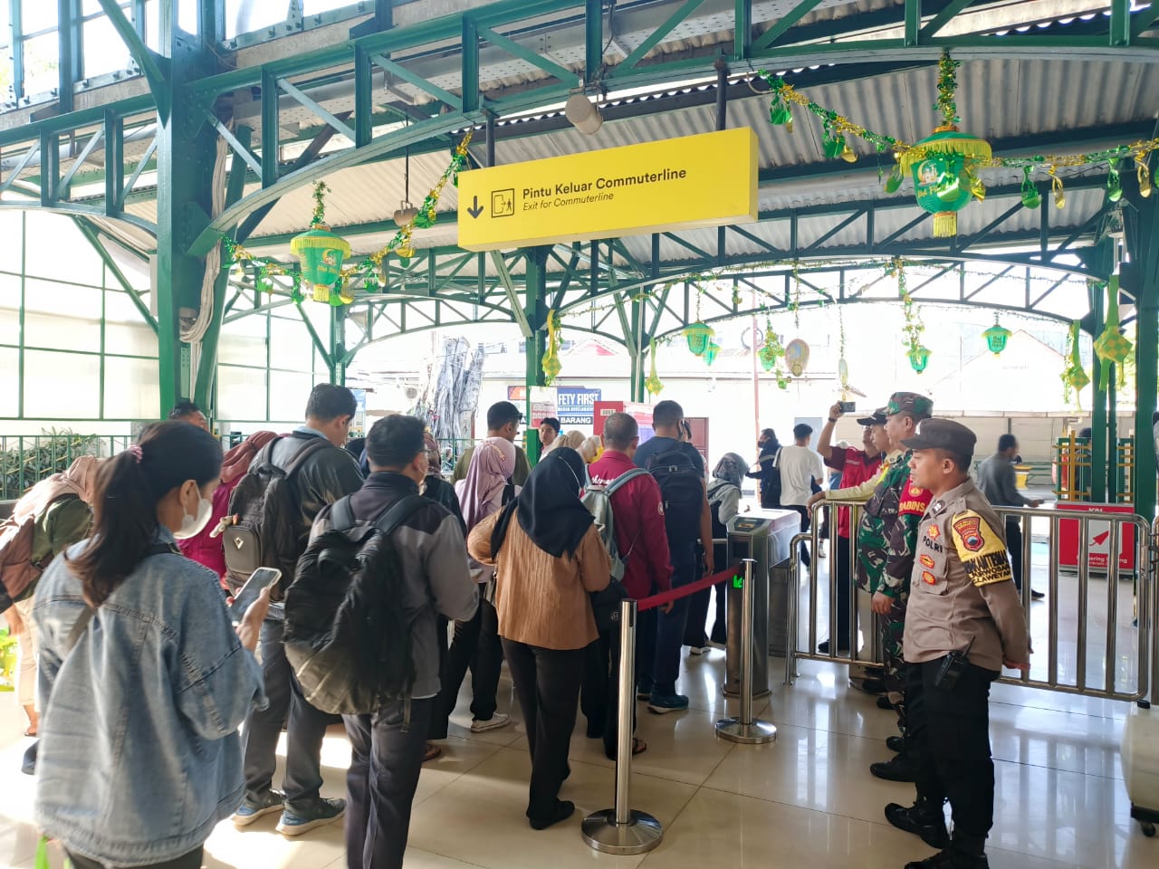 Pastikan Arus Balik Lebaran Lancar Dan Aman, Babinsa Purwosari Laksanakan Pemantauan di Stasiun Kereta Api