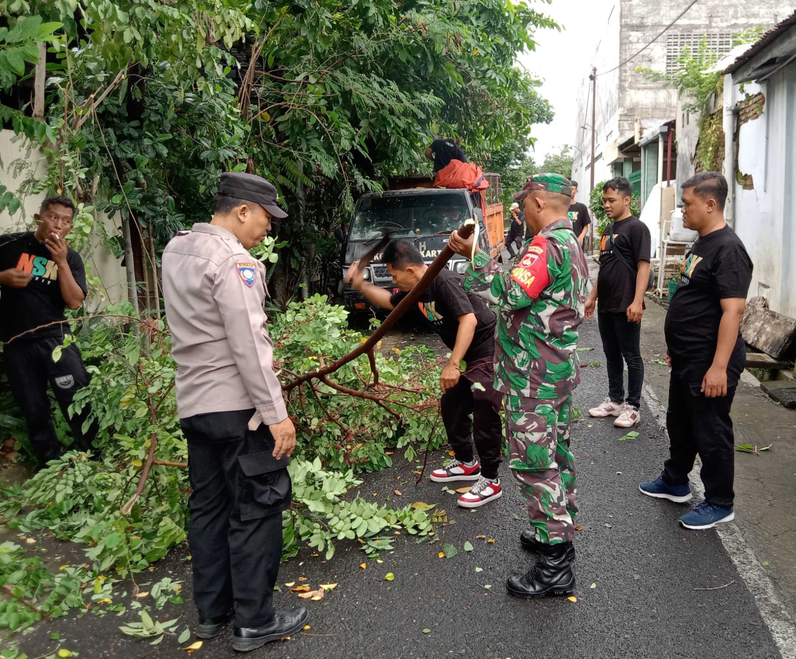 Babinsa Nusukan Bersama Tim Saberling Laksanakan Kerja Bhakti